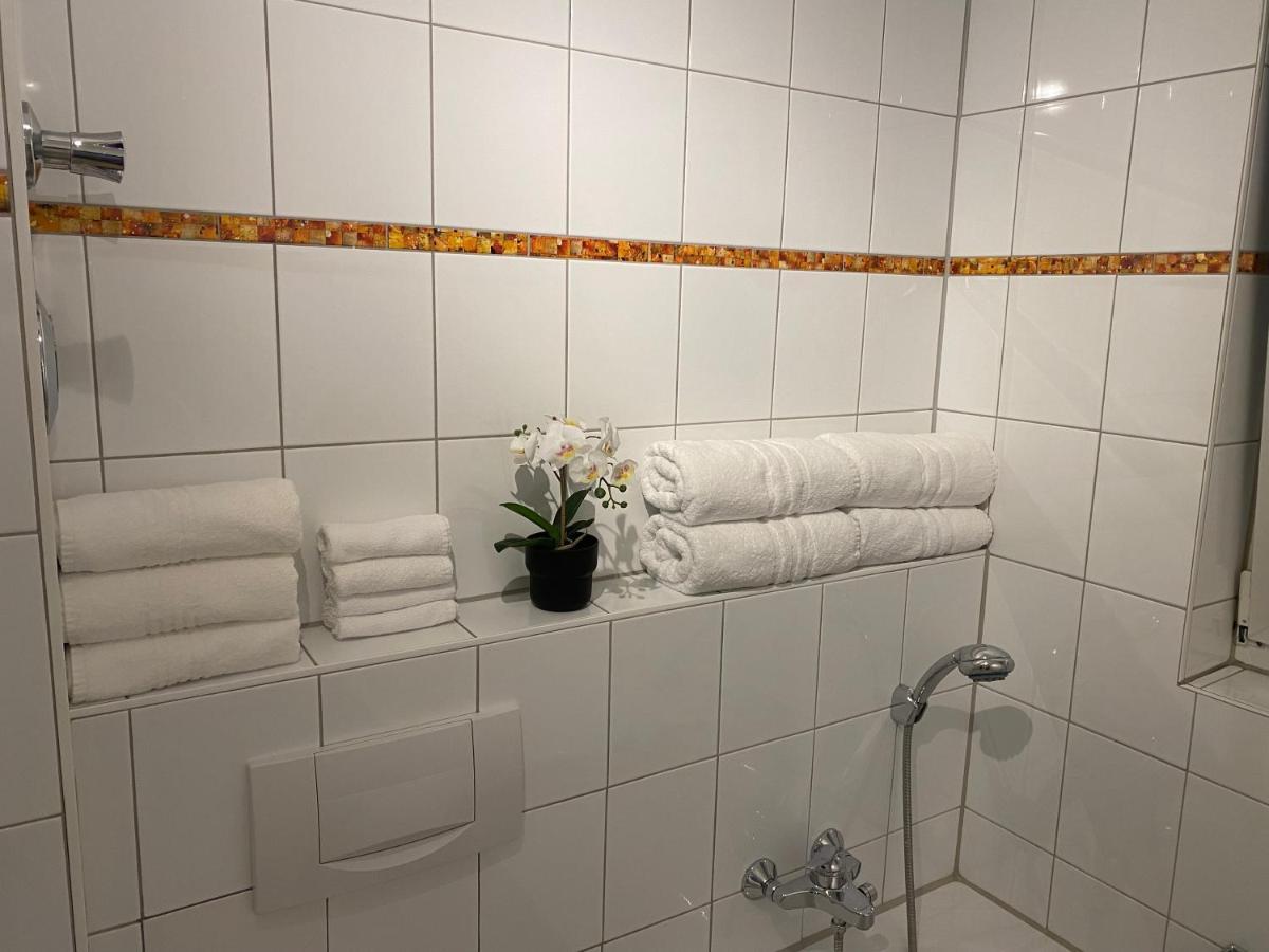 3 Zimmer Apartment In S-Bahn Naehe, 76 Qm, Max 5 Pers, 30Qm Dachterasse, Garage, Internet 1000 Mbit Gärtringen Exterior foto